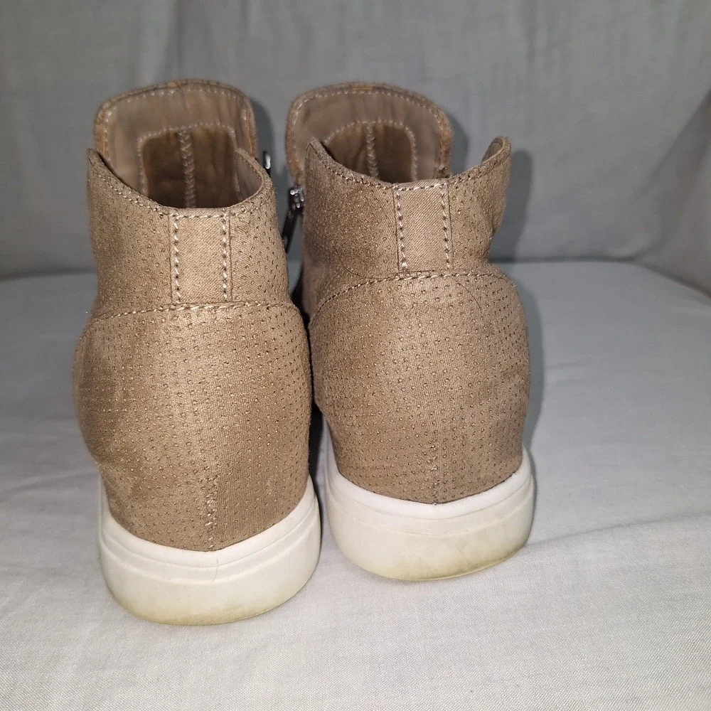 CUSHIONAIRE Hart Tan  Hidden Wedge sneaker Size 8.5 Women's Taupe Fashion Bootie